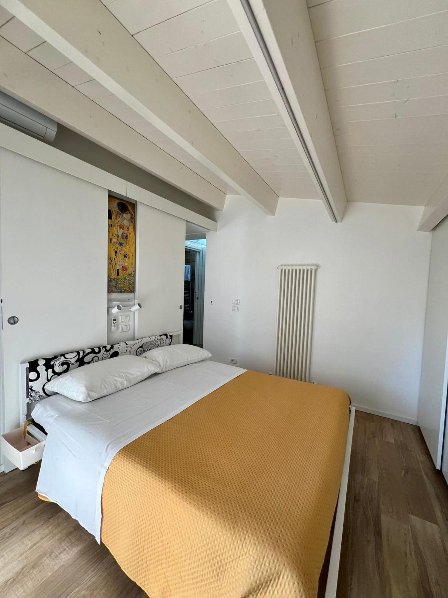 Casa Klimt Vicinissima Al Mare Parcheggio Privato Gratuito Se Disponibile Apartment Pescara Exterior photo
